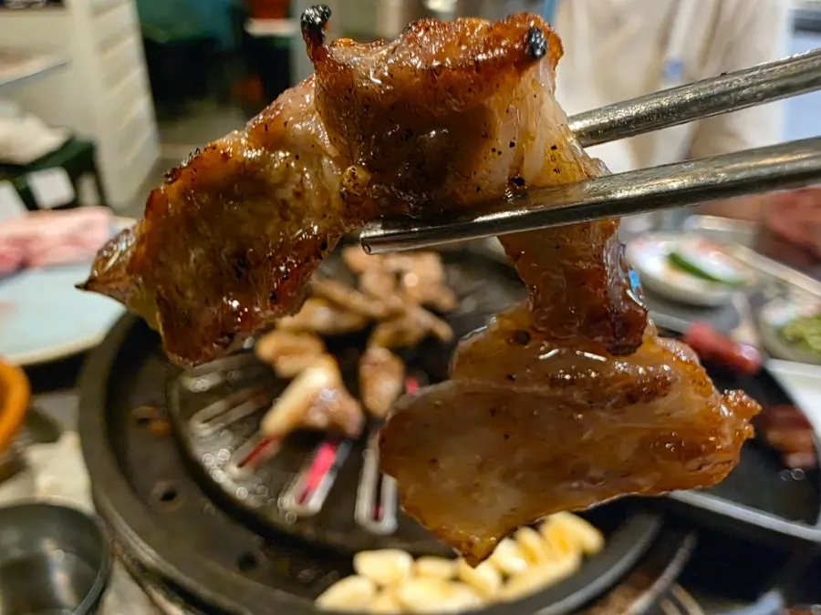 A lettuce wrap with samgyeopsal