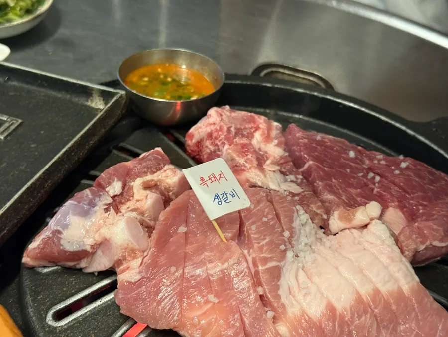 400g Sancheong black pork raw ribs with a mix of fat and lean meat