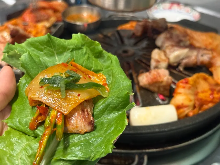 Wrap vegetables and sour kimchi from the self-serve bar