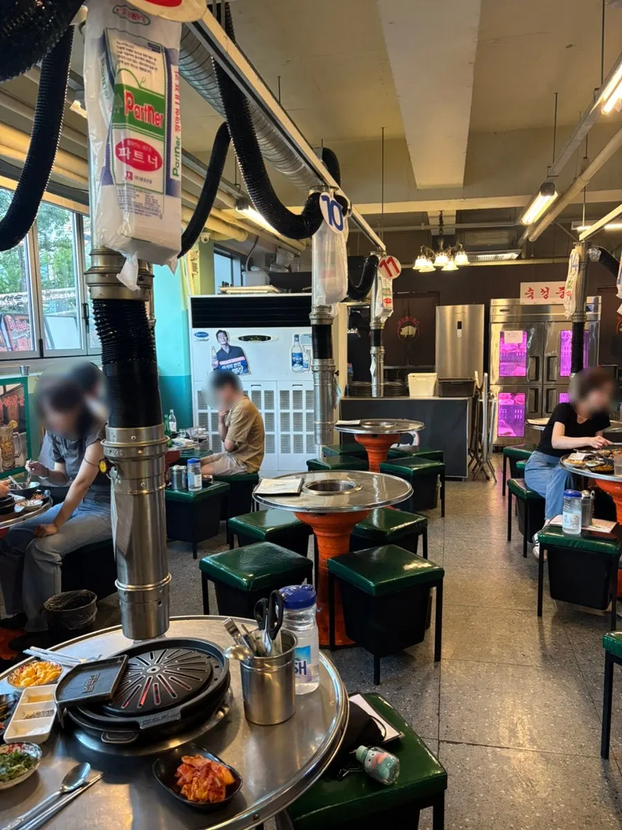 Regular seating inside Neopttakjip Samsong Branch
