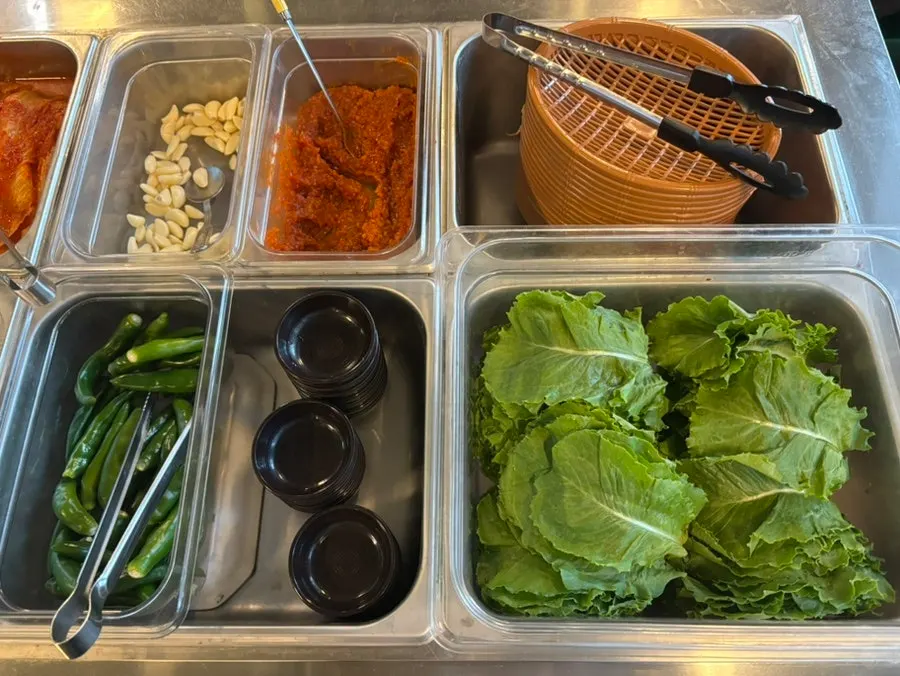 Lettuce wraps and side dishes at the self-serve bar