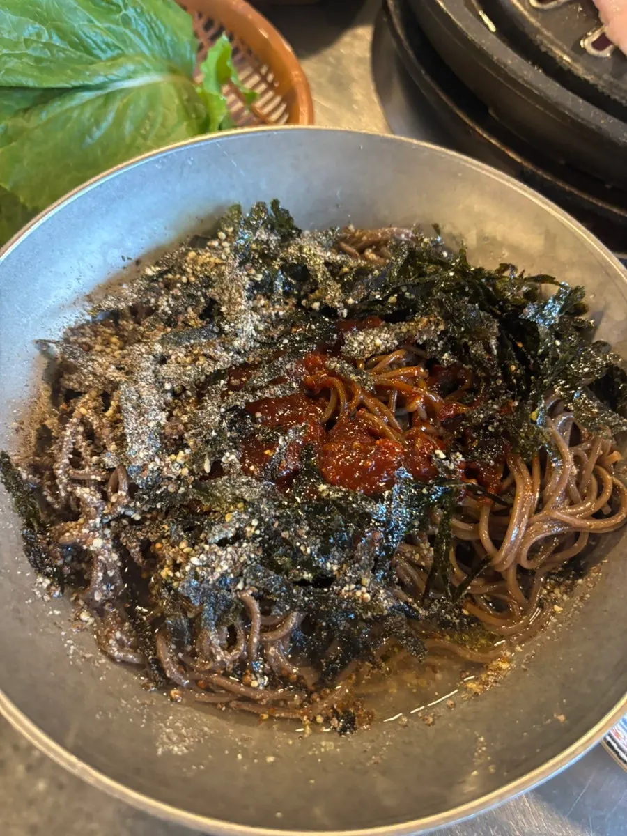Perilla oil mak-guksu mixed with its seasoning