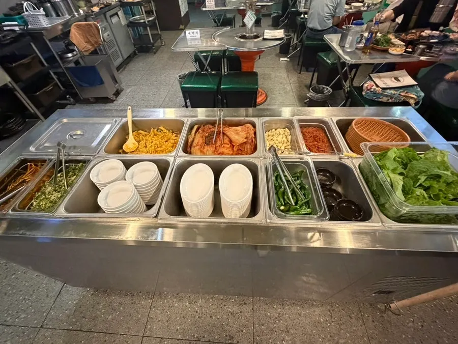 넙딱집 셀프바 반찬 코너
