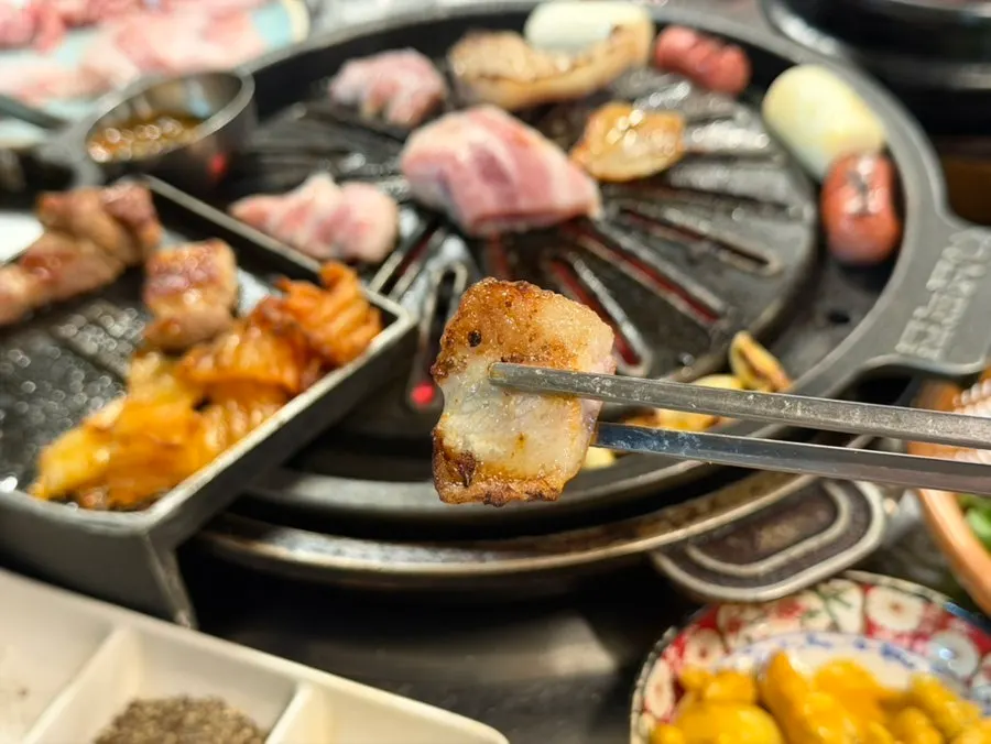 불판에 함께 구운 김치와 마늘