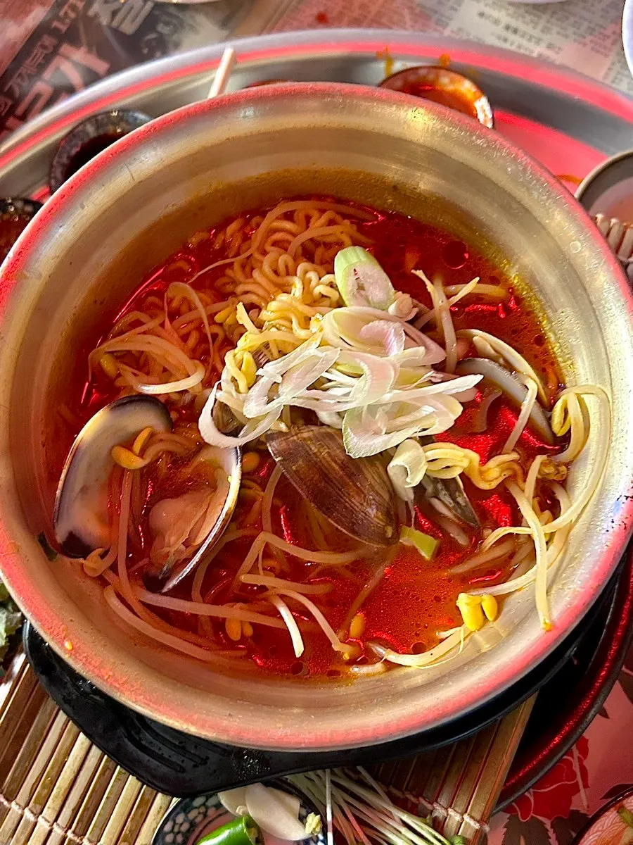 Clam ramyeon with big clam pieces