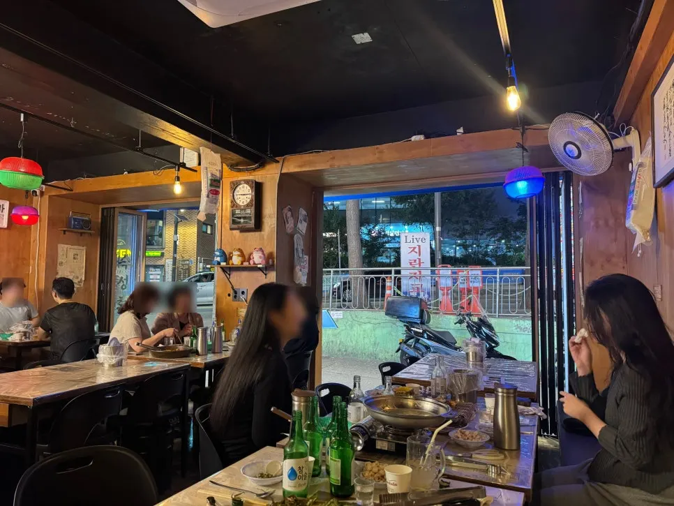Full view of the outdoor tables at Neoul Gongdeok Direct Branch