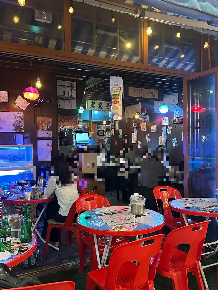 Evening scene at a tent-seating raw fish restaurant on Balsan pojang street