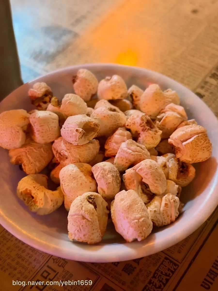 Old-style popped corn served as the complimentary side dish
