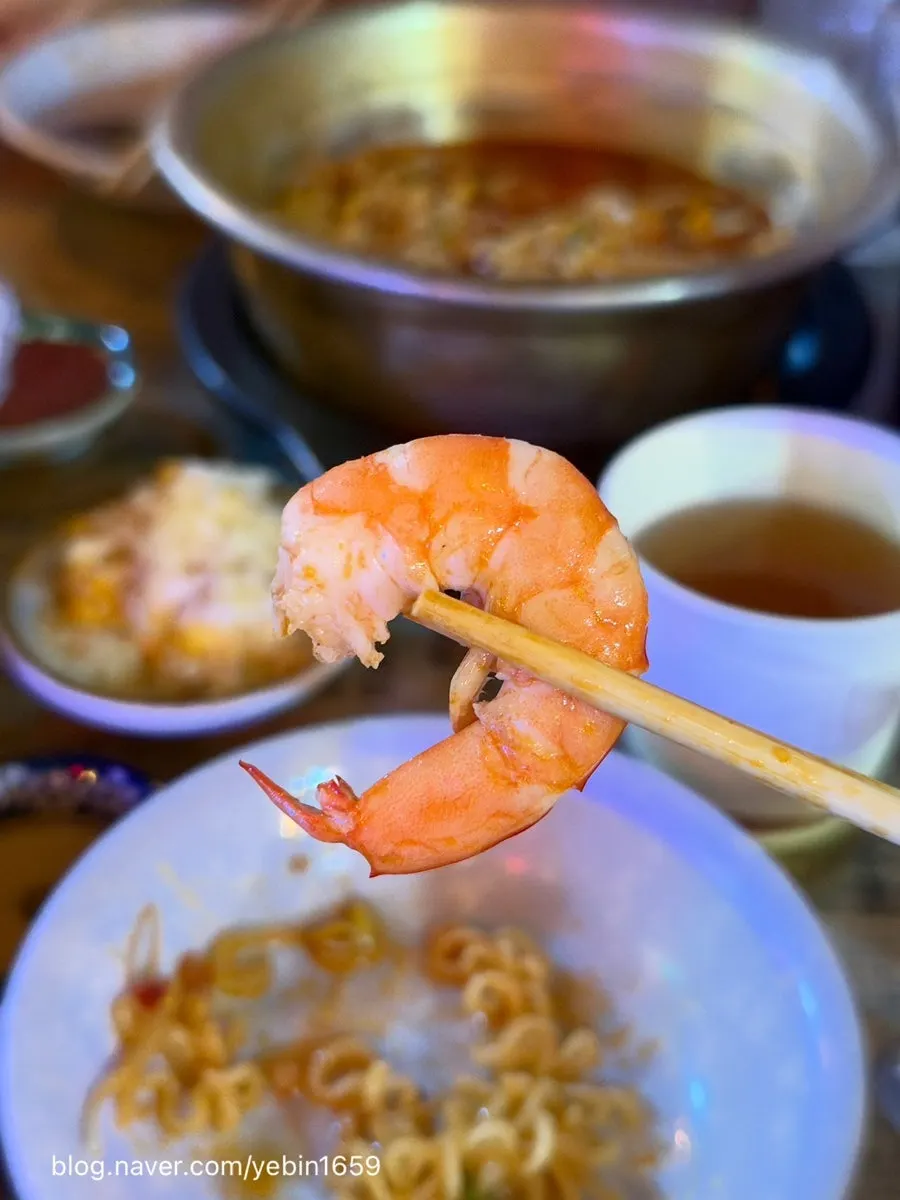 Firm shrimp with vinegar-chili dipping sauce