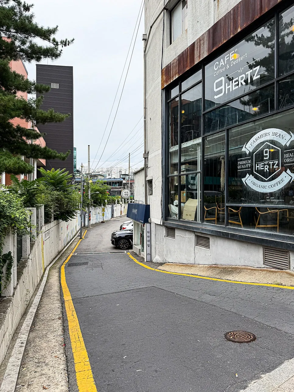 The wide alley entrance right before Sowol Art Hall