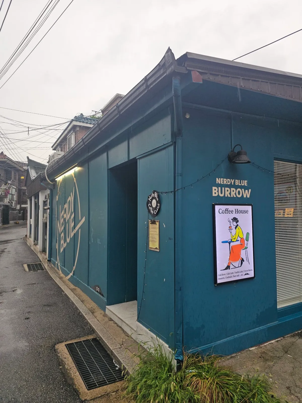 Nerdy Blue Burrow café located in an alley near Wangsimni Station