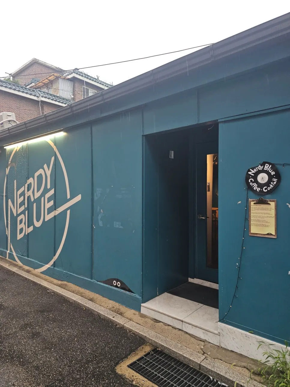 Closing photo of Nerdy Blue Burrow, a quiet café in Wangsimni