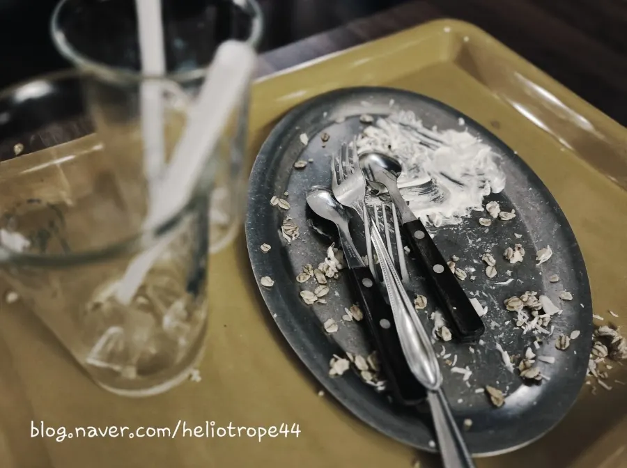 Table with cold brew and the three desserts