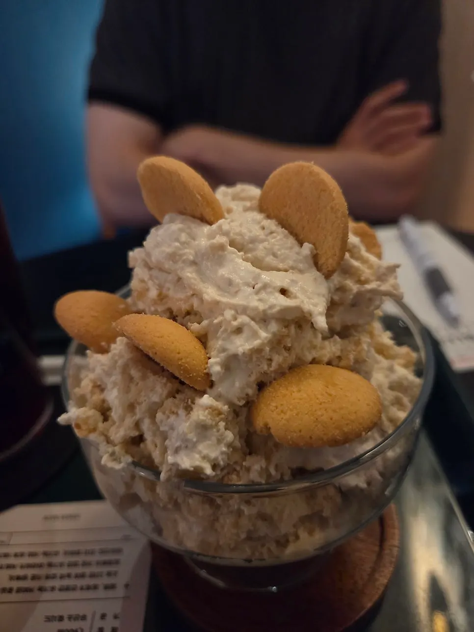 Banana pudding with cream, banana, and egg cookies