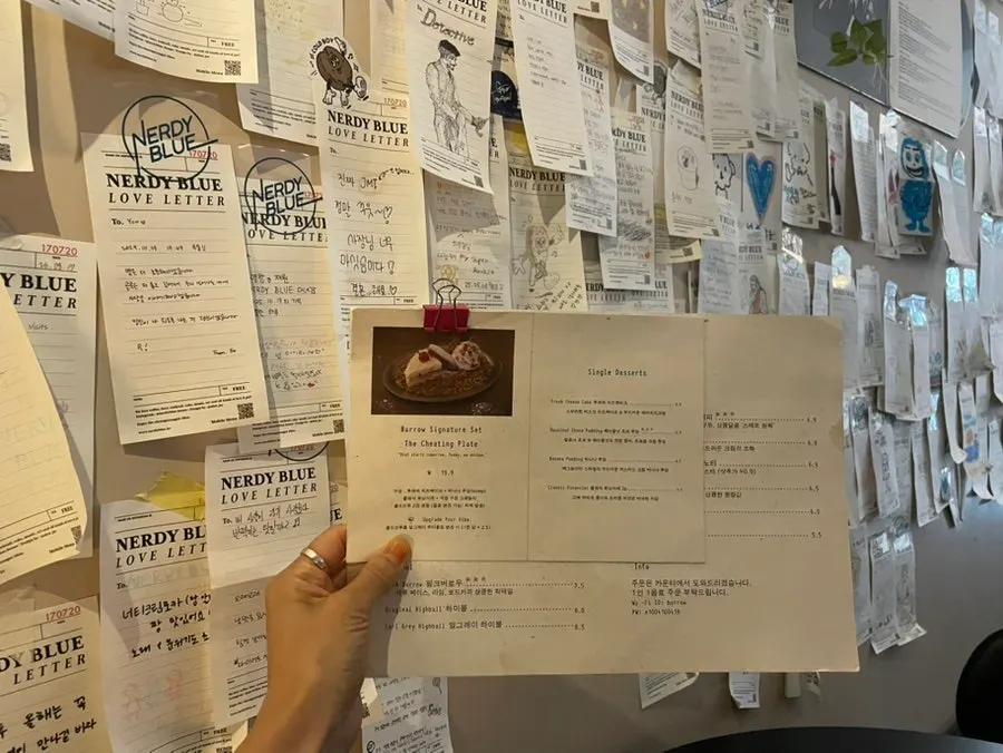 공연 전 앉아 있기 좋은 카페 자리