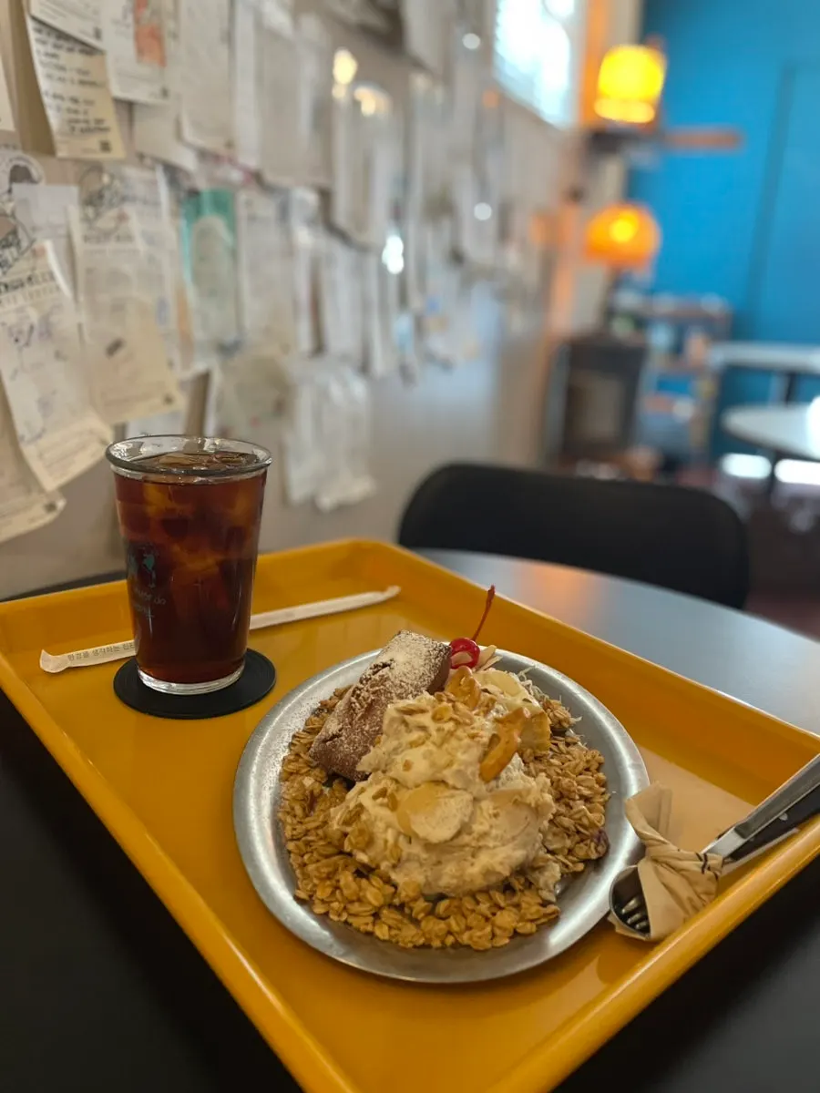 한 접시에 담긴 시그니처 세트 디저트