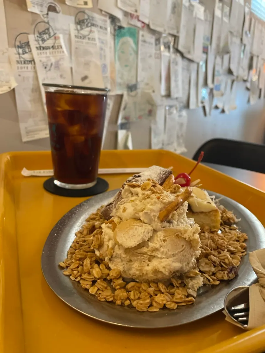 여러 디저트가 함께 나온 세트 플레이트