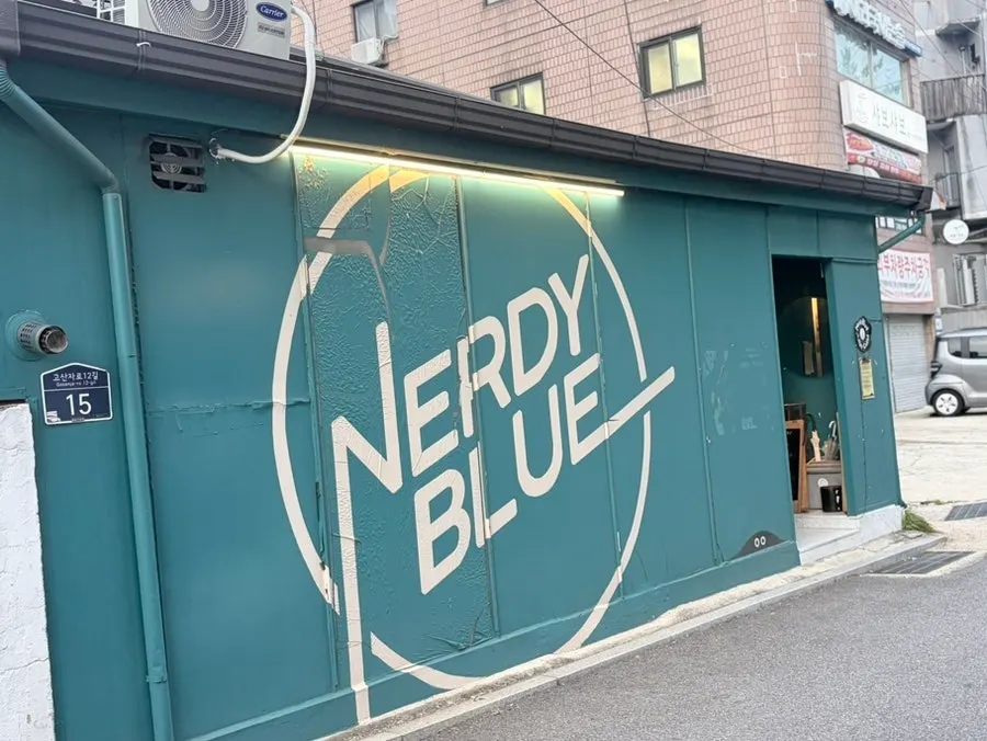 Cafe entrance in an alley near Wangsimni Station