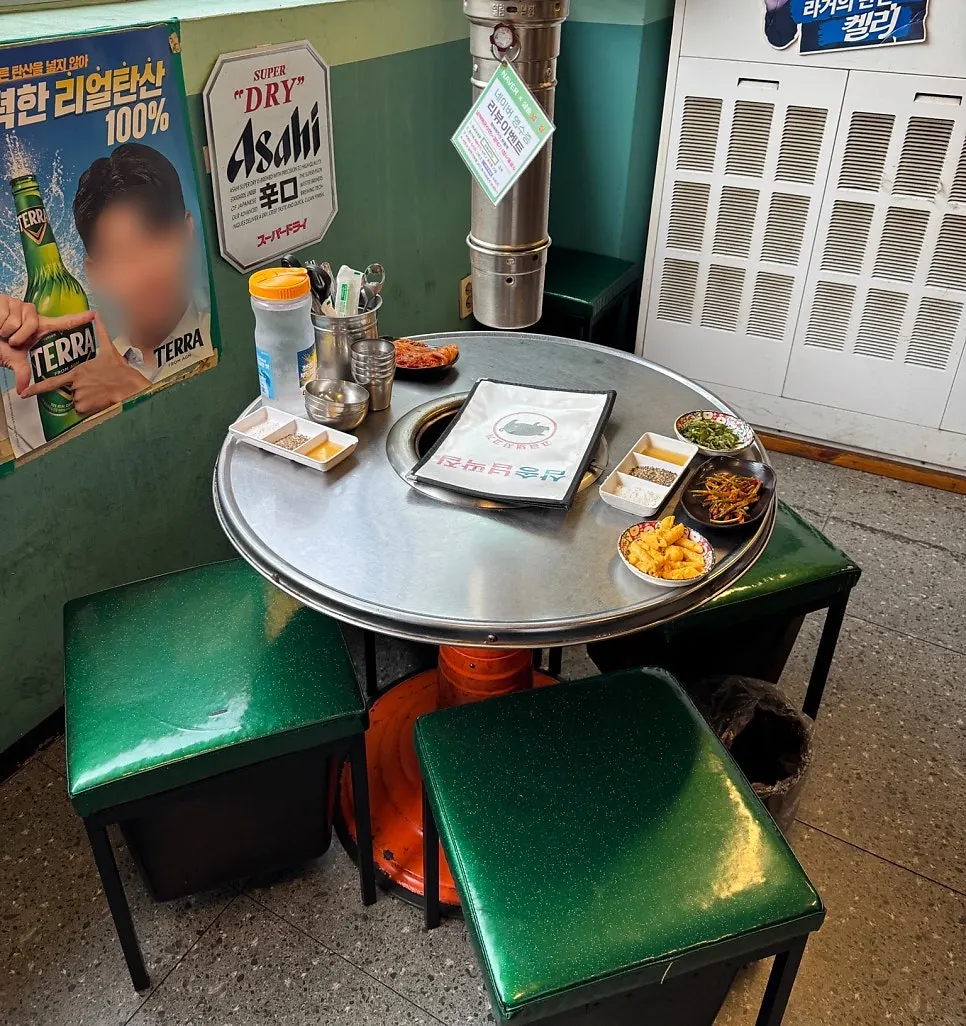 Table freshly set at Neopttakjip Samsong Branch