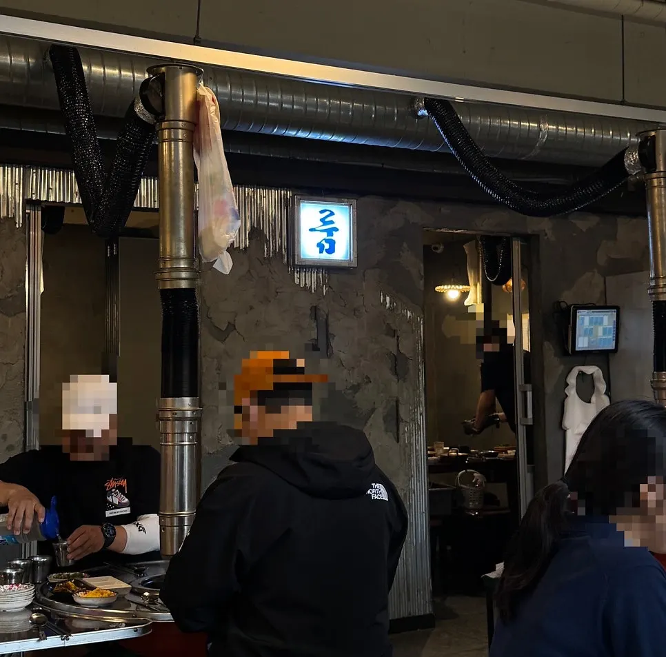 Private room seating at Neopttakjip Samsong Branch for groups