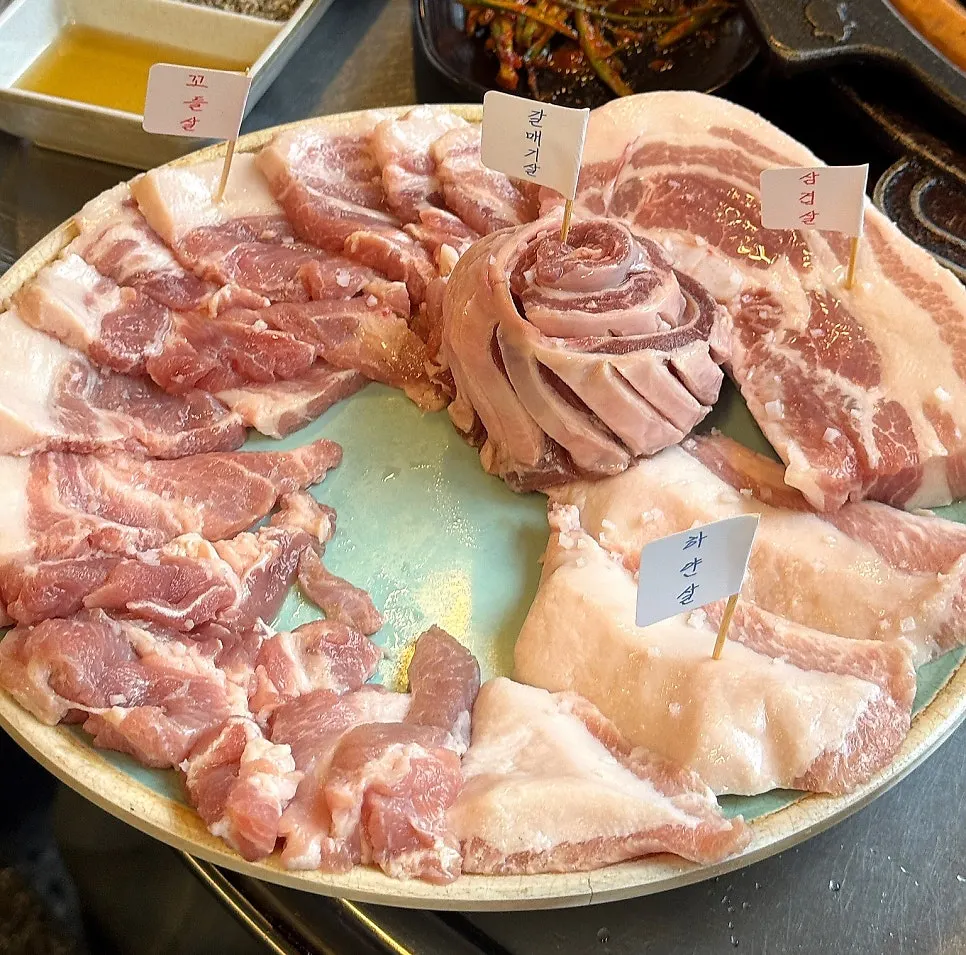 Raw meat plating of the special mixed grill 3-4 person set at Neopttakjip Samsong Branch