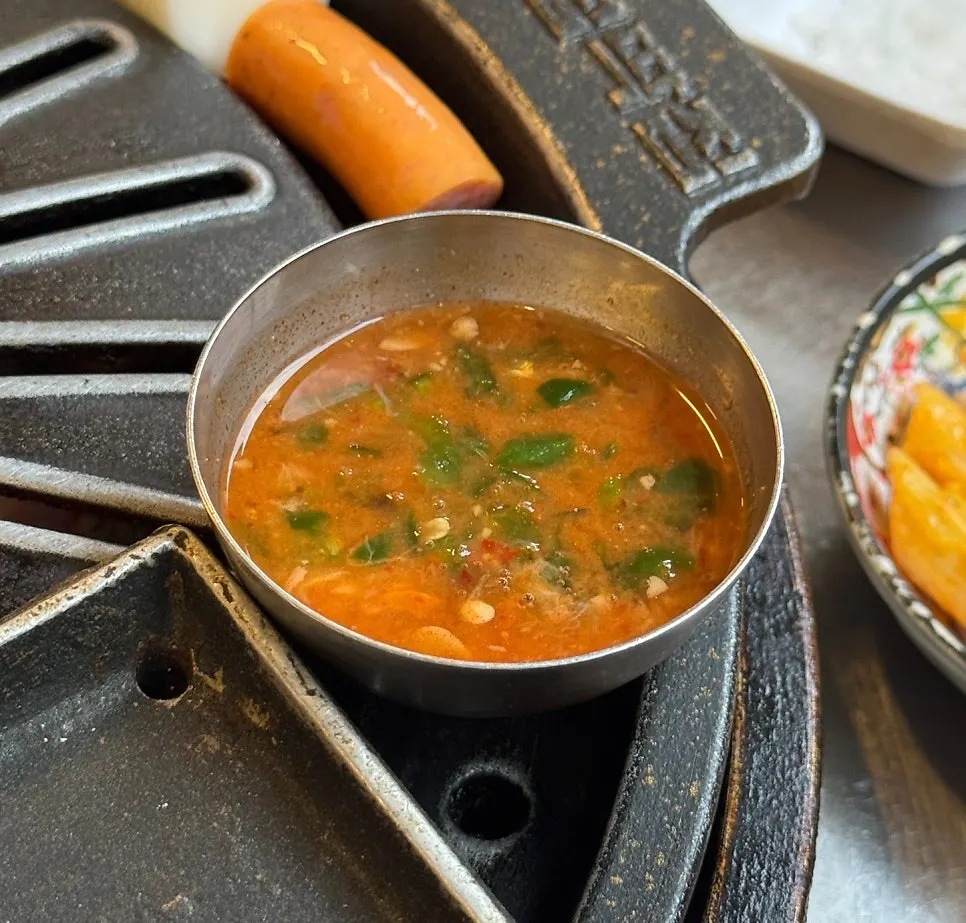 Mel젓 sauce placed together on the grill