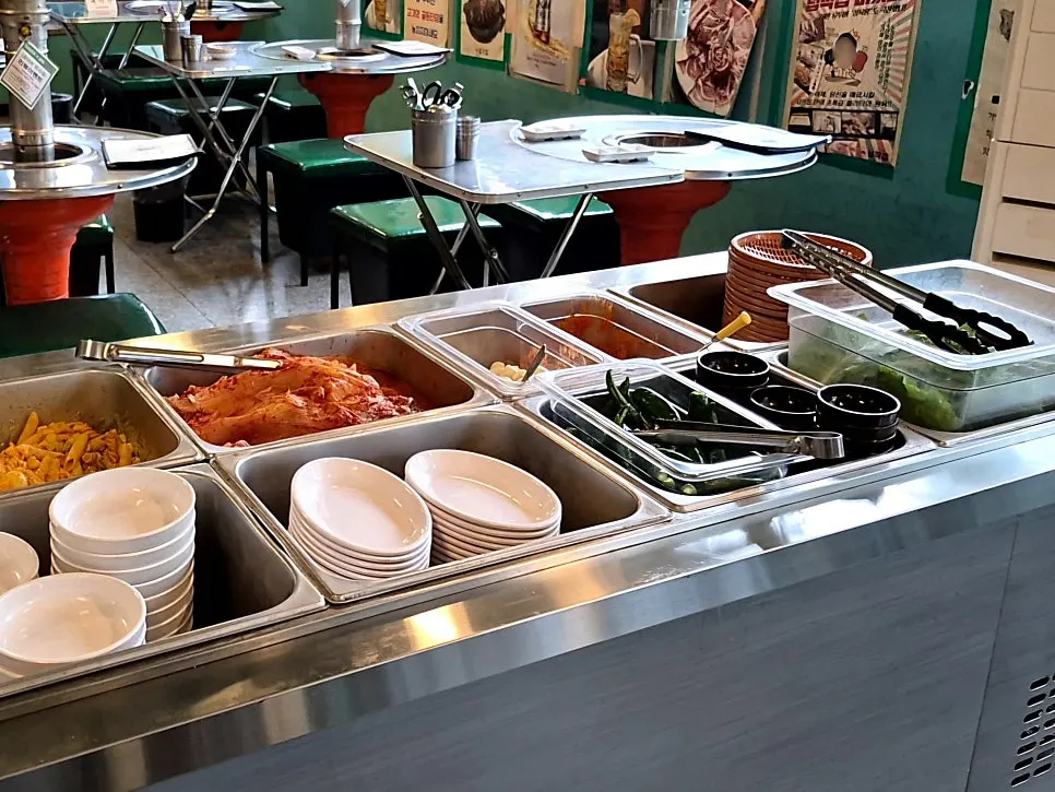 넙딱집 삼송점 셀프 코너 반찬 진열