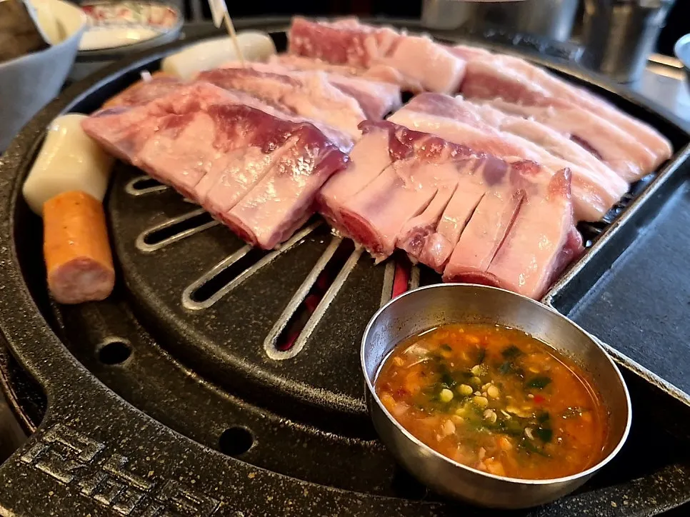 산청흑돼지생갈비와 구이야채 한 상
