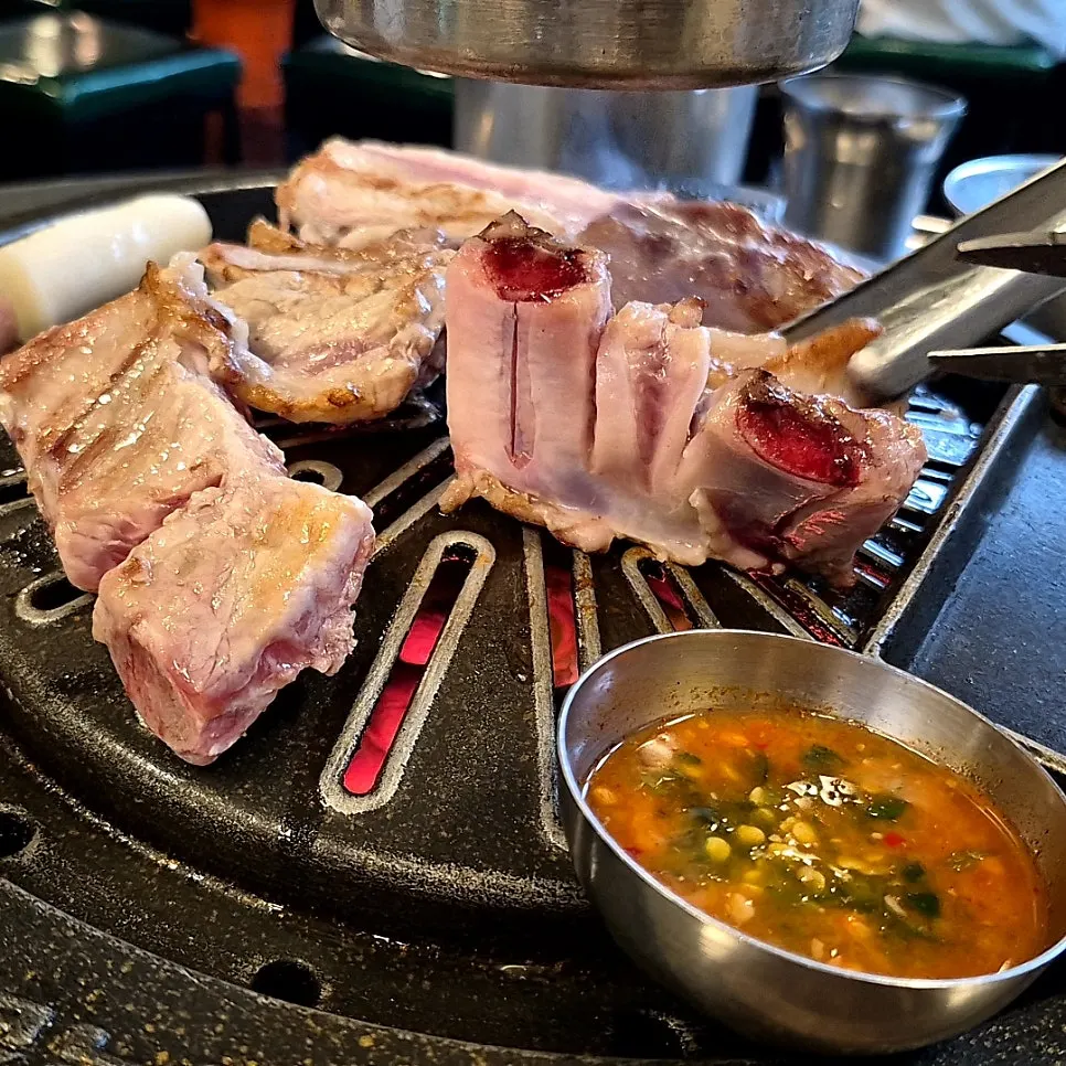 떡과 소세지가 함께 나온 생갈비 접시