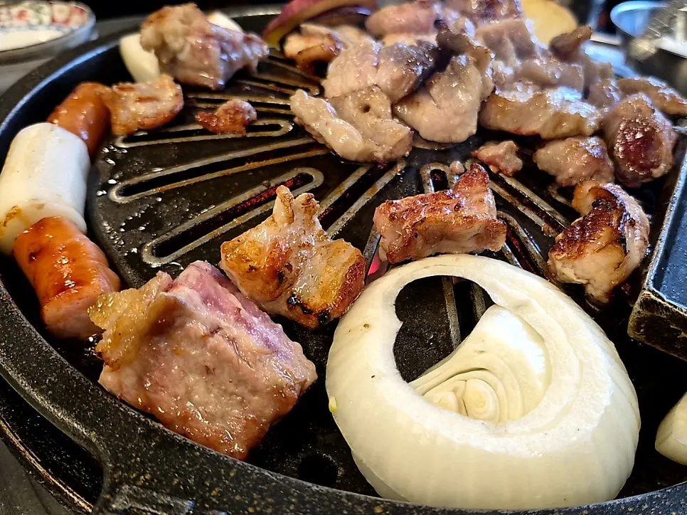 불판 가득 올린 흑돼지 생갈비