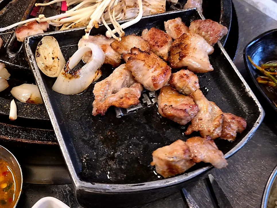 구워지는 생갈비와 버섯, 양파