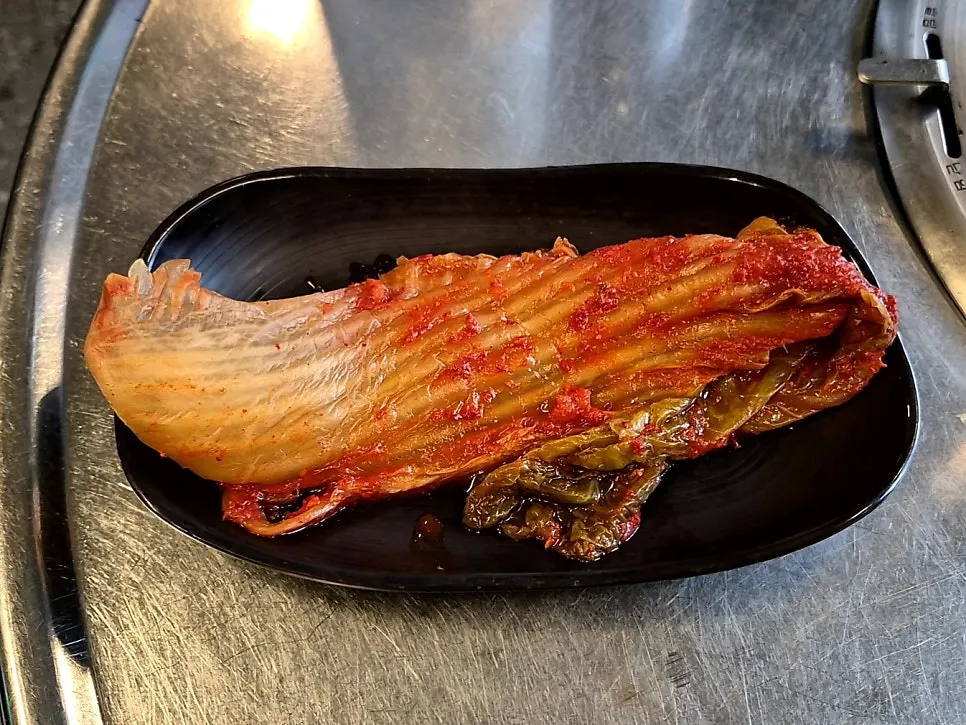 불판 한쪽으로 옮겨 둔 노릇한 고기