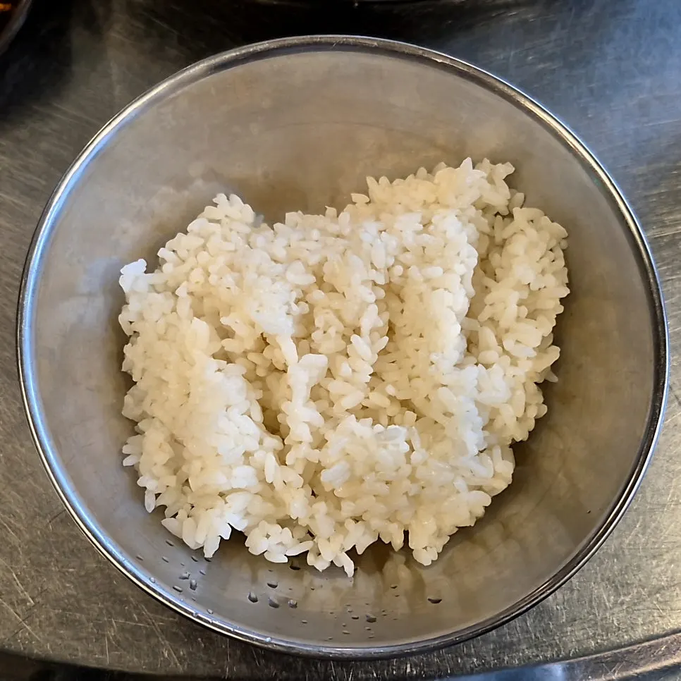 기름에 구운 김치와 생갈비