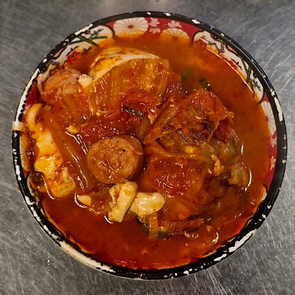 건더기가 푸짐한 얼큰해장순두부 뚝배기