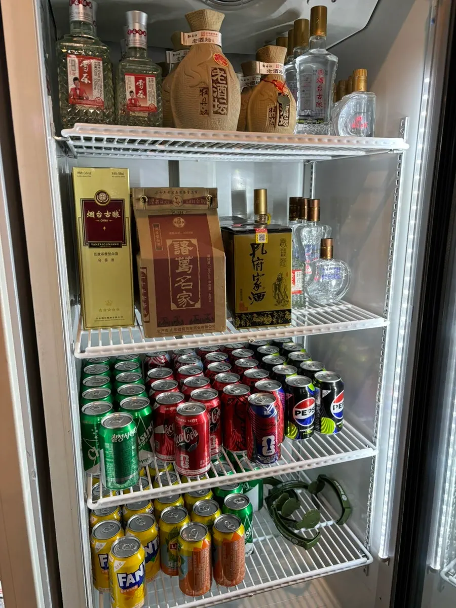 반찬과 집기류가 정리된 셀프코너
