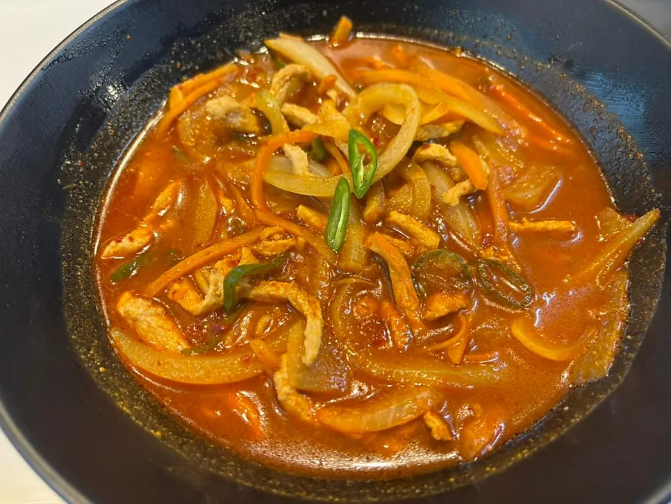 양파와 고기 고명이 올라간 온면