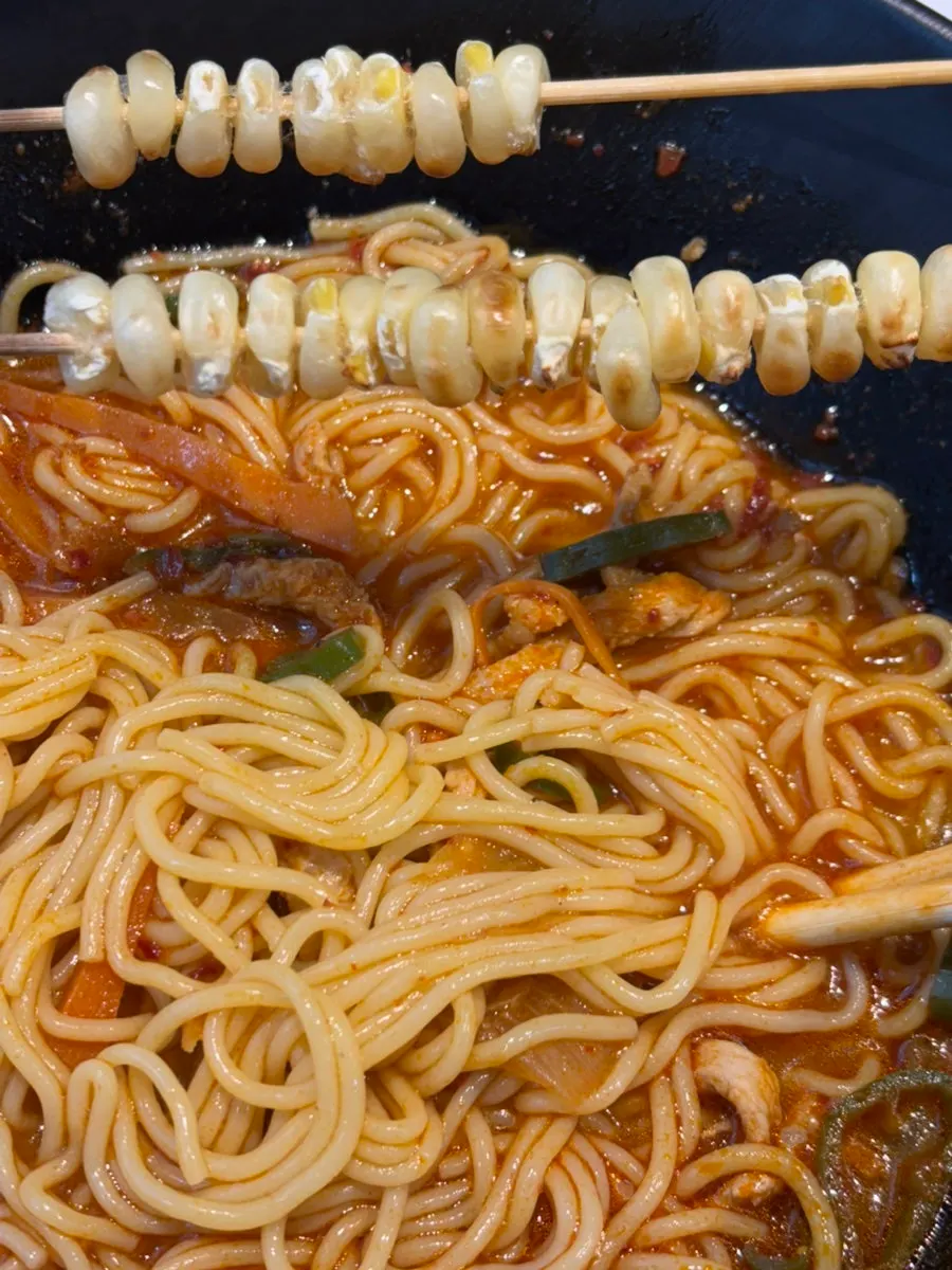온면 국물과 옥수수알꼬치 함께 즐기는 상차림