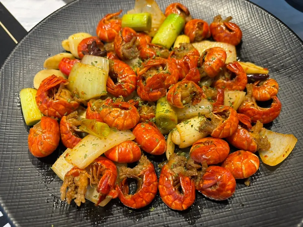 테이블에 차려진 늑대와양 식사