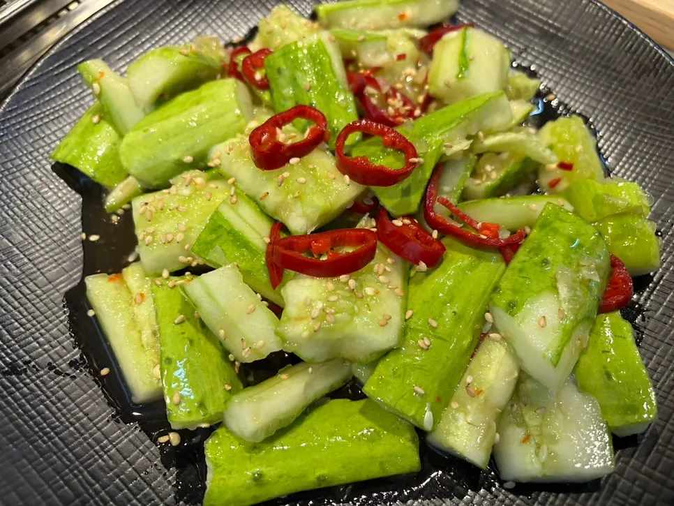 서비스로 받은 초밥 밥과 함께 놓인 상차림