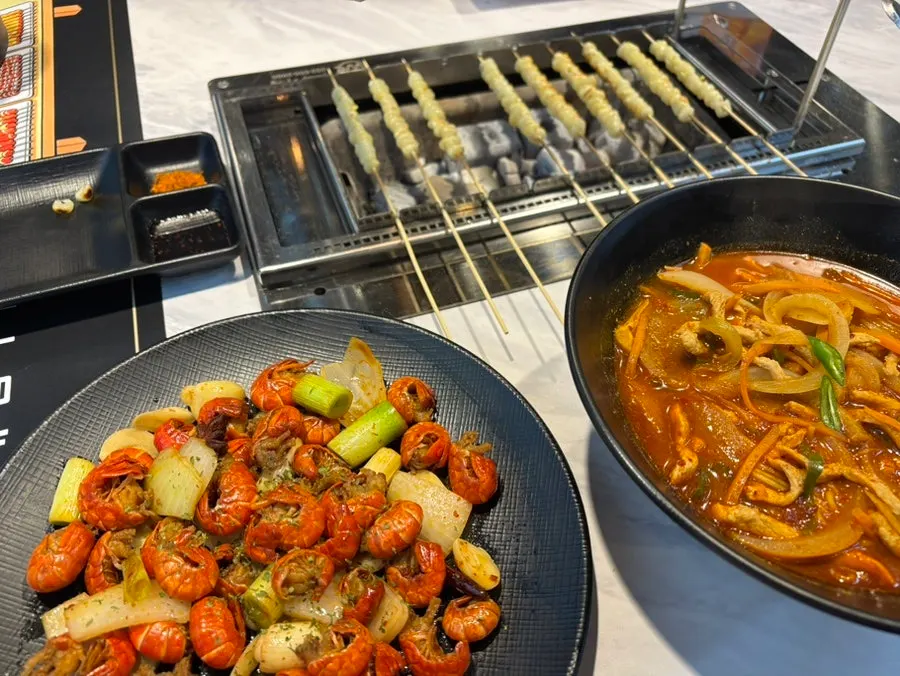 남은 음식을 포장한 늑대와양 식사 마무리