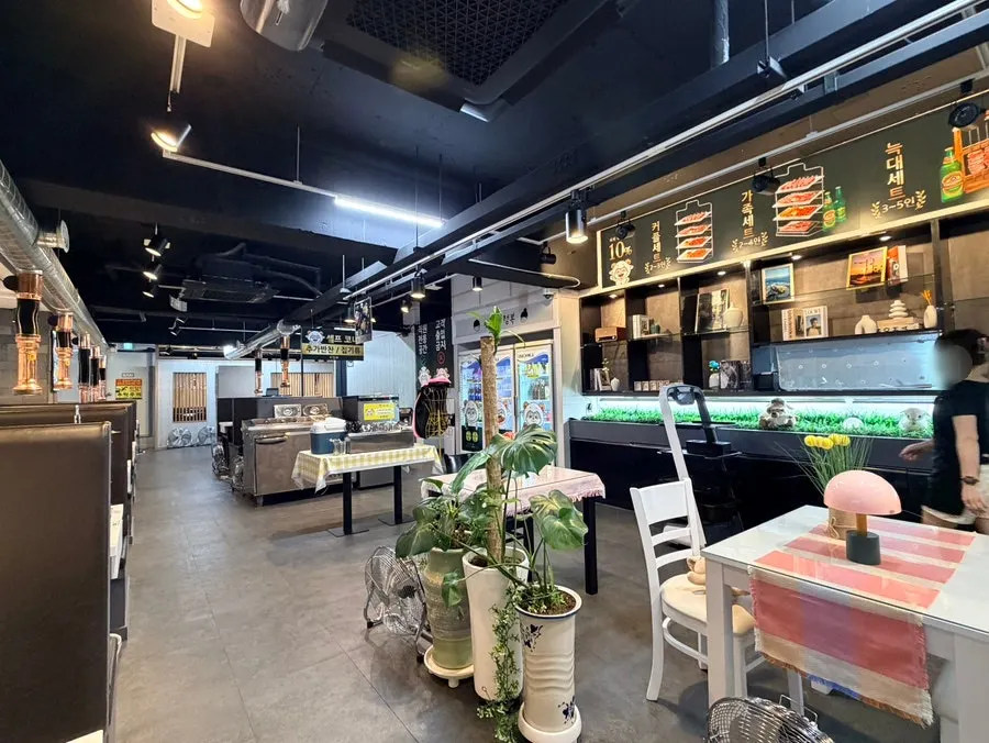 Café-like interior of Neukdaewa Yang Samsan