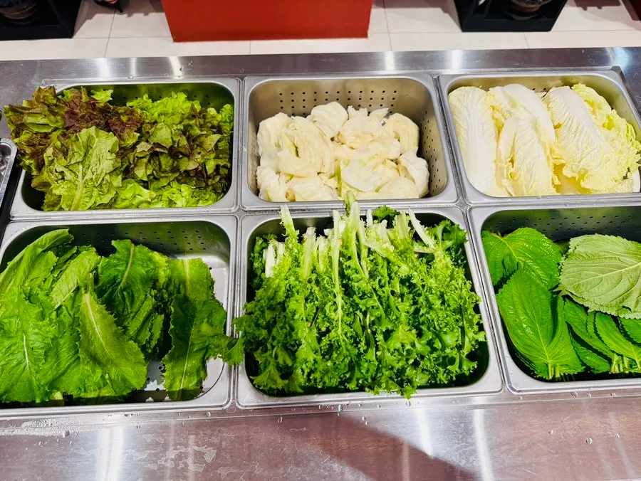 셀프바에 놓인 상추와 깻잎 쌈채소