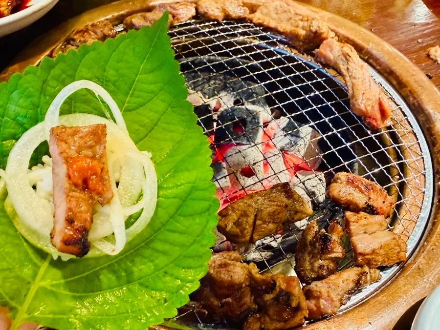 상추에 돼지갈비와 마늘, 쌈장을 올린 쌈