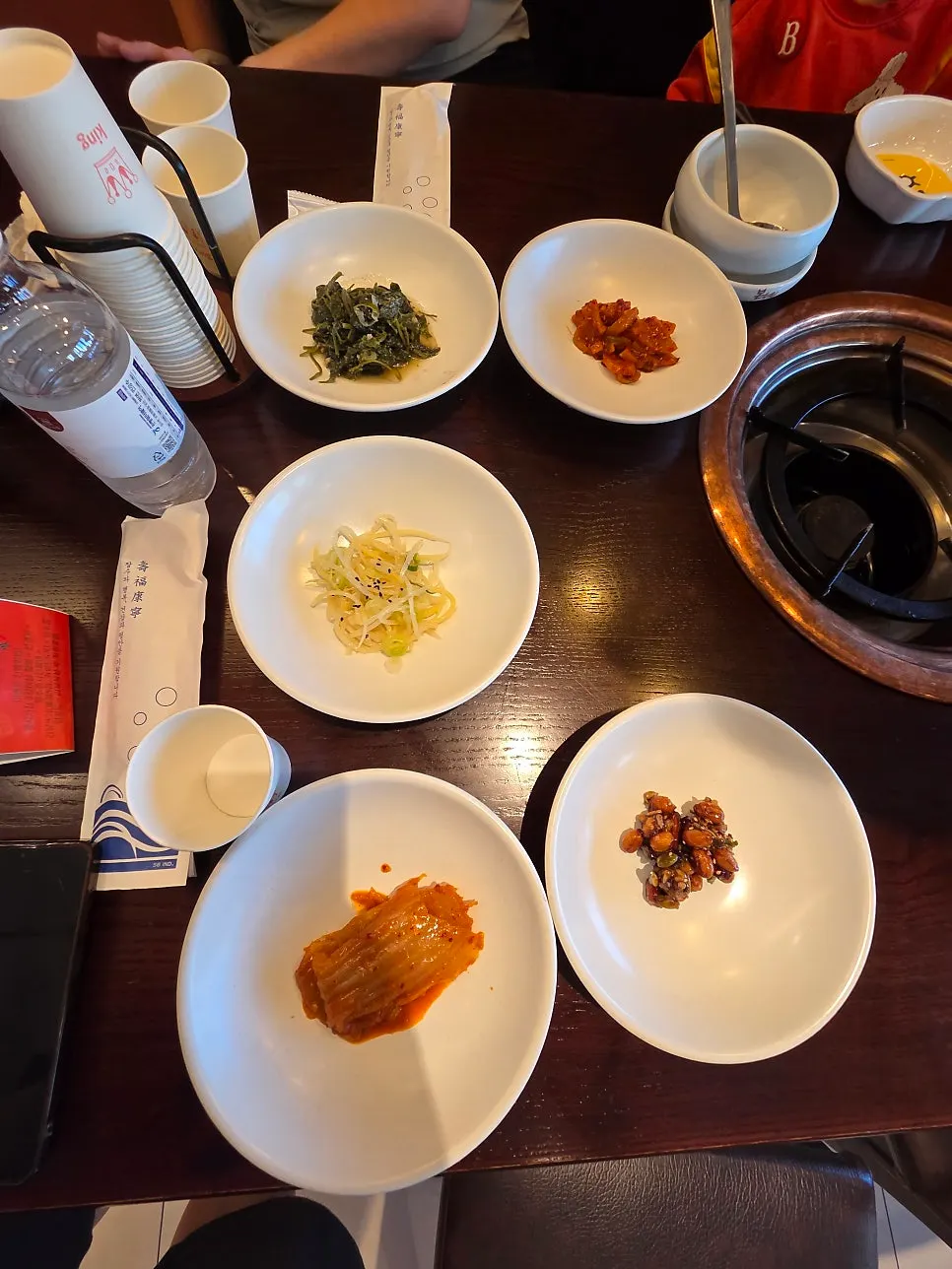기본 찬이 차려진 테이블