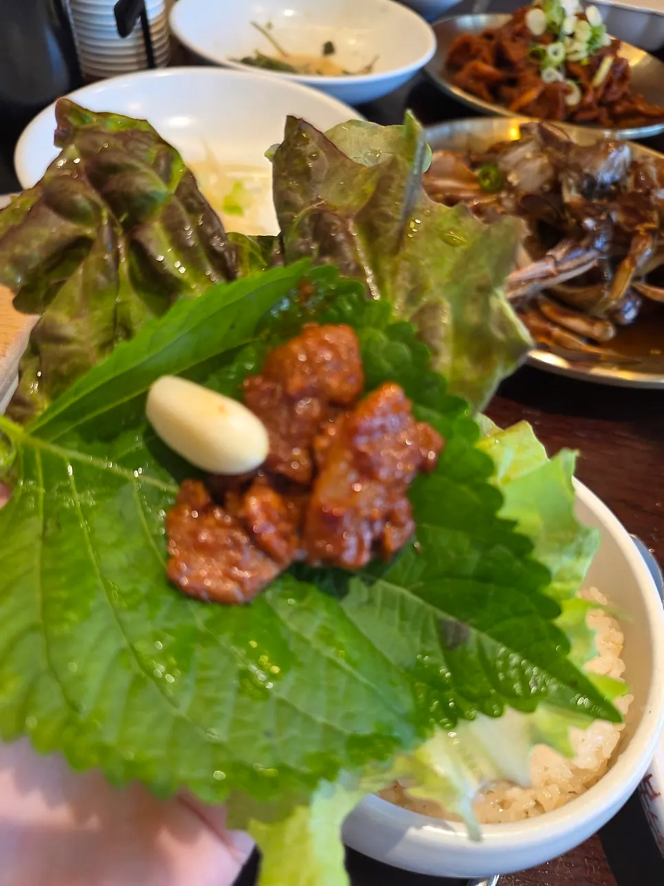 쌈 채소에 올린 갈비 한 점