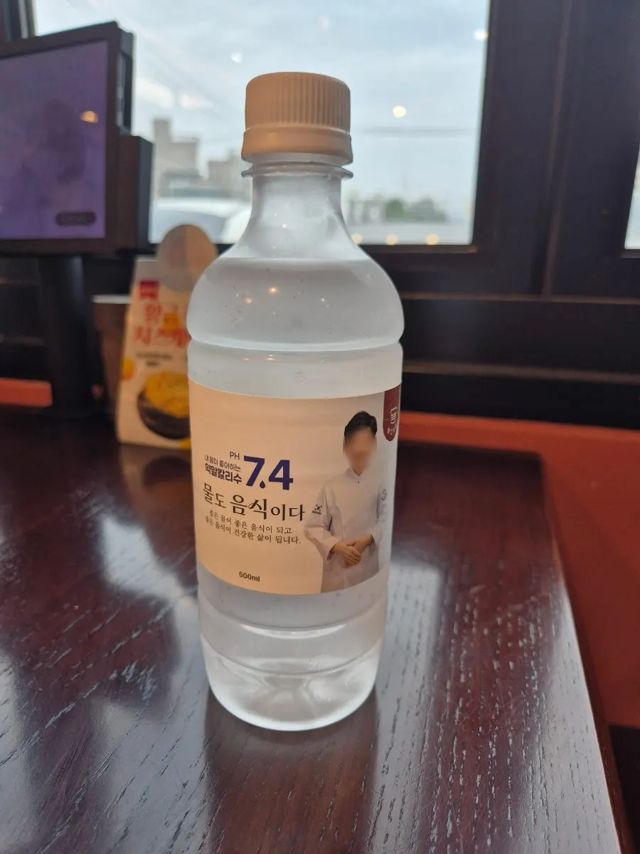 테이블에 제공되는 전용 생수