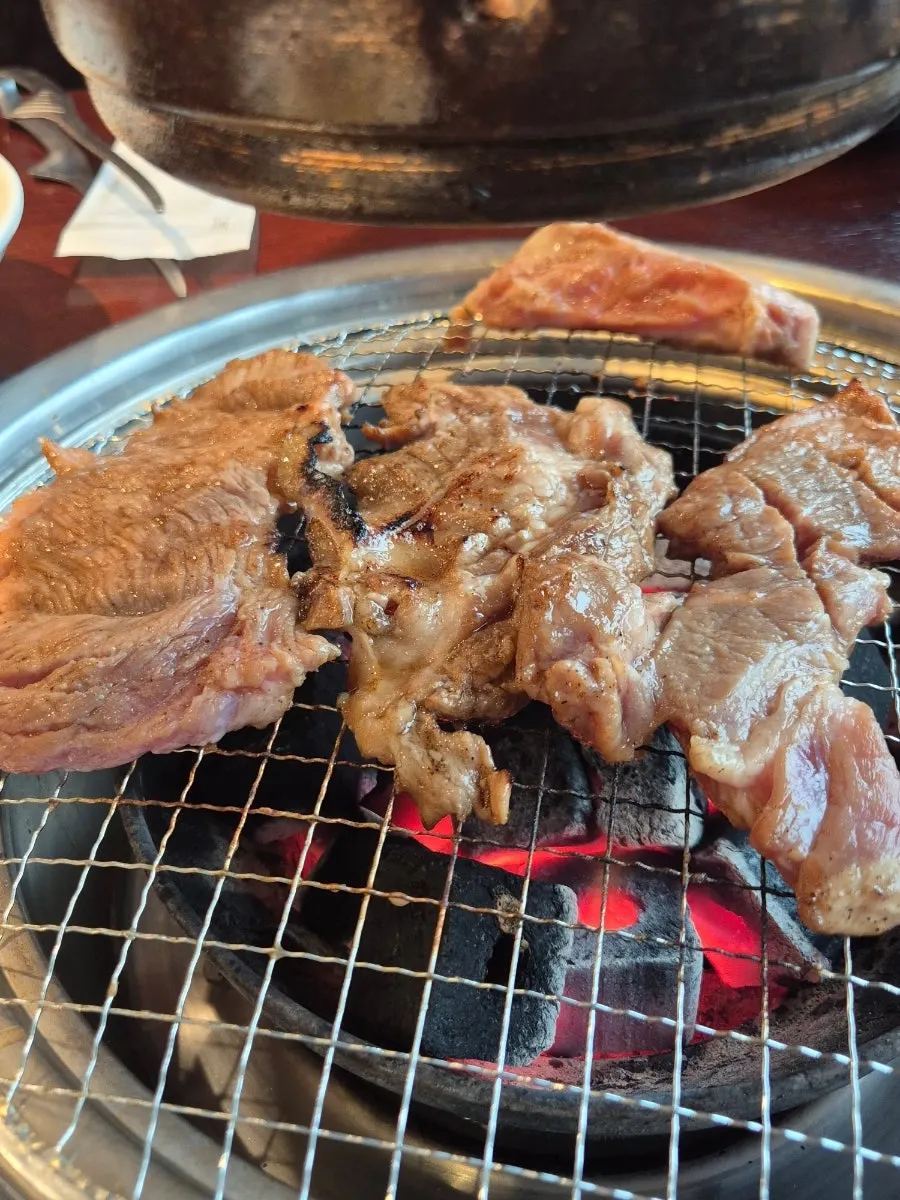 놋그릇에 담긴 누룩 양념 돼지갈비