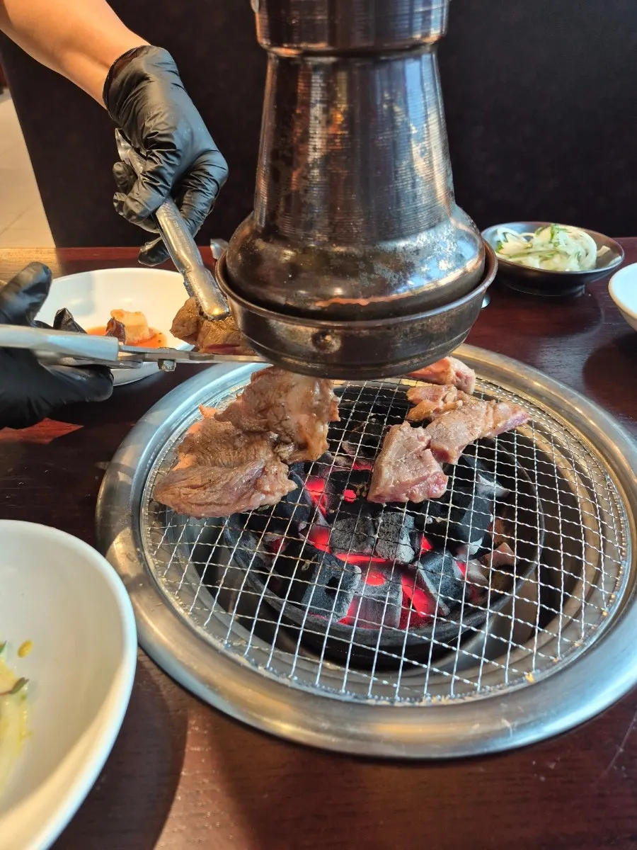 참숯불 석쇠에 올린 두툼한 돼지갈비