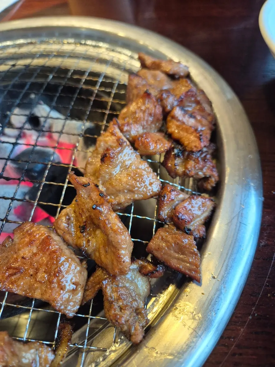 직원이 가위질해 잘라준 노릇한 갈비