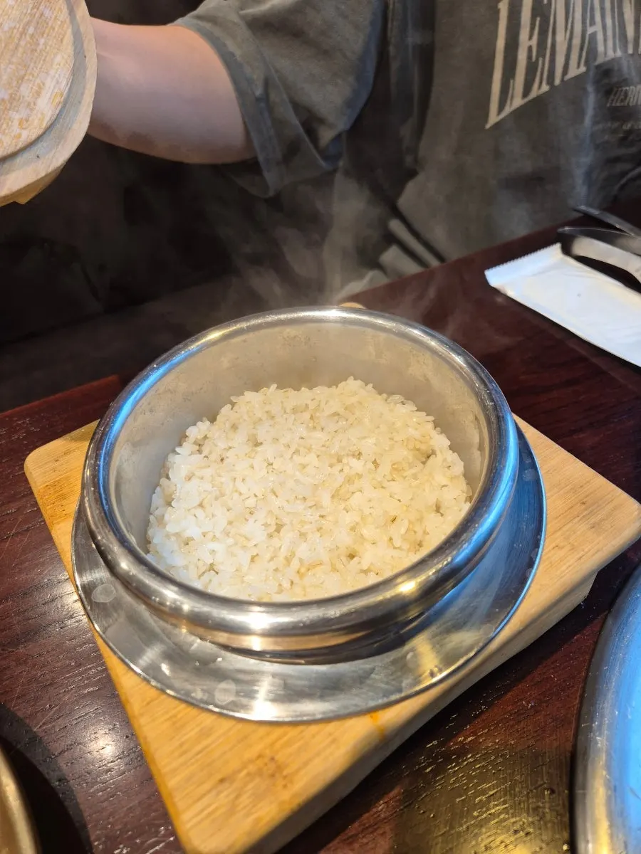 알배추 쌈에 올린 돼지갈비 두 점